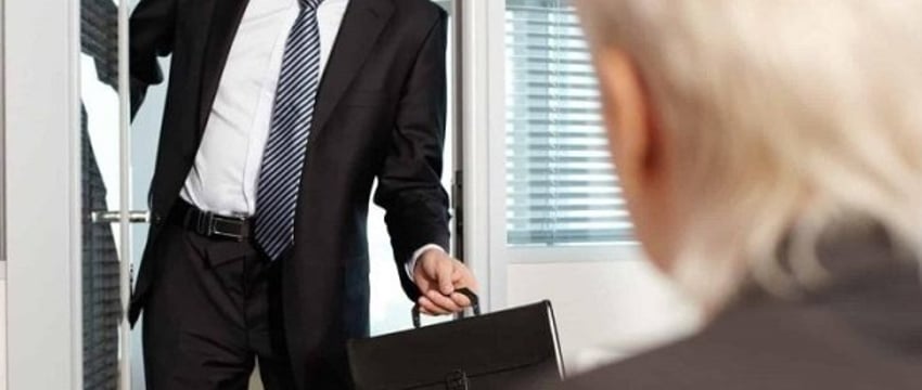 «Могут забрать премию из-за опоздания на минуту». Работников лишают выплат и это не противоречит закону?