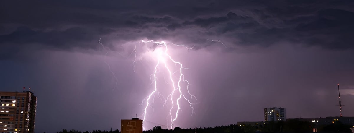 Синоптики объявили красный уровень опасности в трёх областях страны. Где пообещали грозы, а когда ждать летние +25°С? — Фото