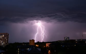 Синоптики объявили красный уровень опасности в трёх областях страны. Где пообещали грозы, а когда ждать летние +25°С? — Фото