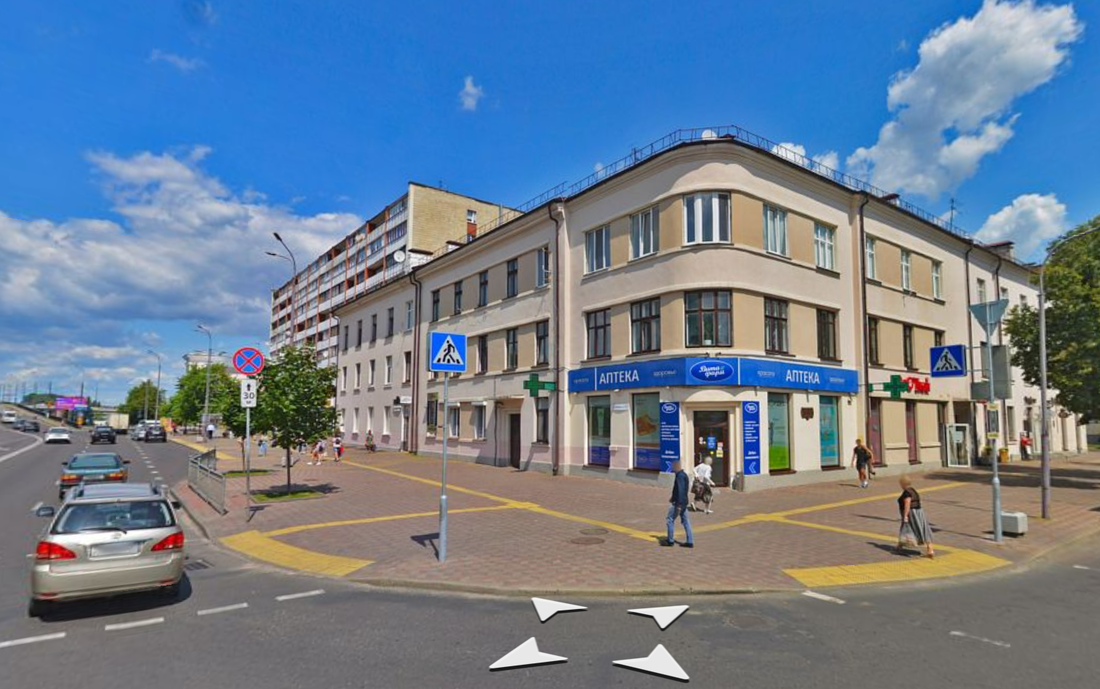 Этот дом в центре Бреста — межвоенный польский функционализм. Там продают интересную квартиру