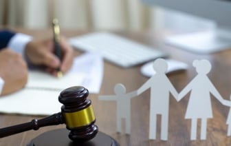 В Беларуси отец взыскал алименты с двух своих дочерей