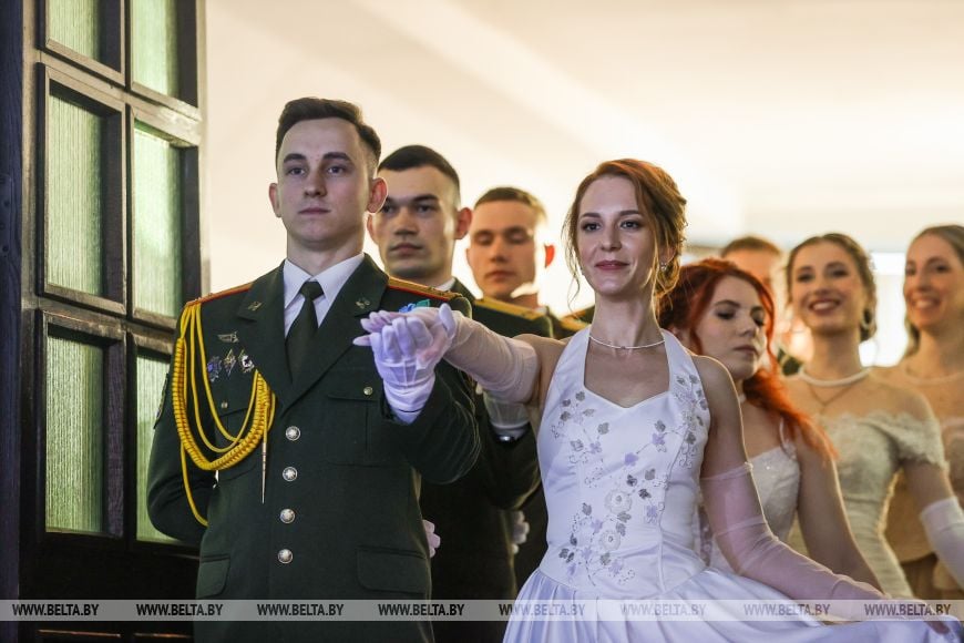 Военнослужащие и медики станцевали на офицерском балу в Бресте
