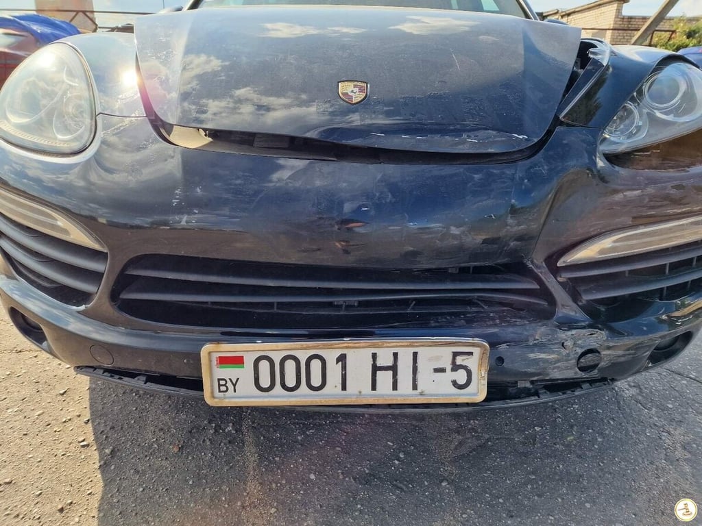 На белорусском аукционе активно торговались за битый Porsche. Какова финальная ставка?