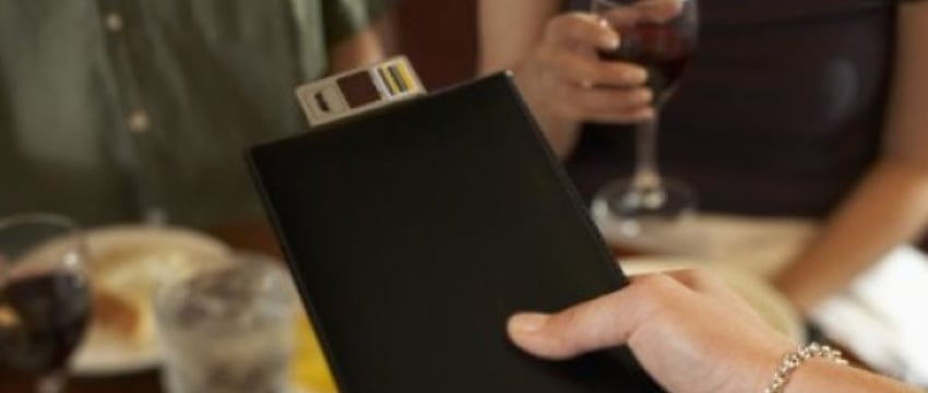 Этих денег хватило бы на новую квартиру. Сколько чаевых оставляют белорусы?