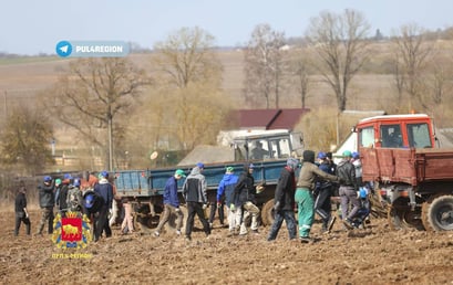 В Ошмянском районе после визита Лукашенко на поля отправили военных, студентов и рабочих заводов. Зачем?