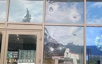 В Турции кофейню Starbucks обстреляли из дробовика