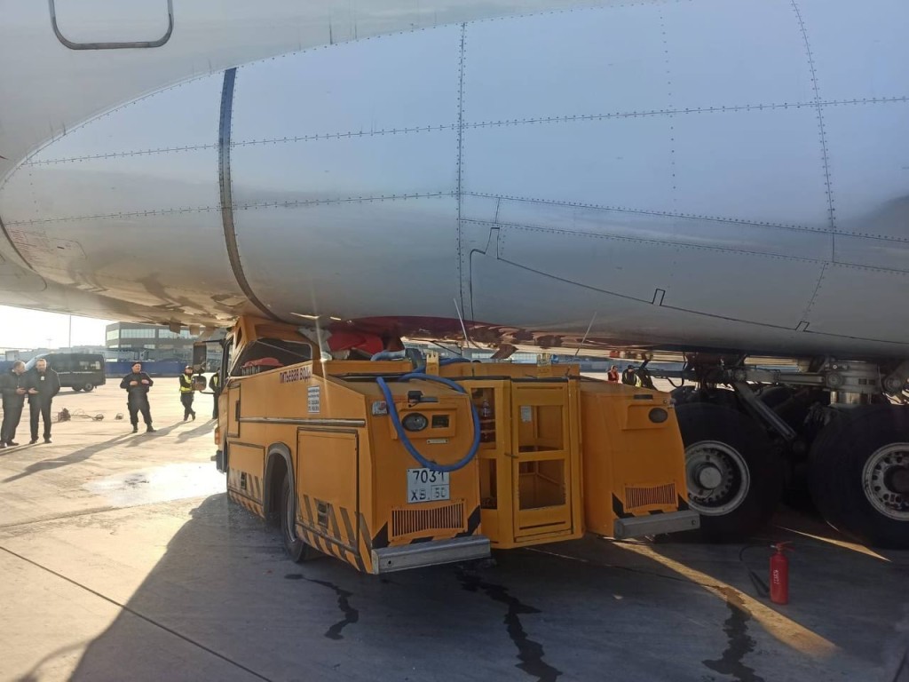 Водовоз врезался в самый крупный в мире авиалайнер в аэропорту Москвы