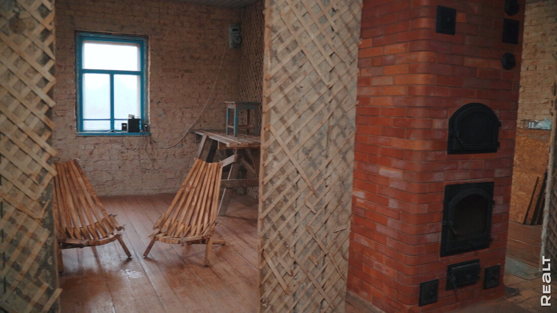 Как молодая семья из Пинска восстанавливает сразу два старых дома в деревне