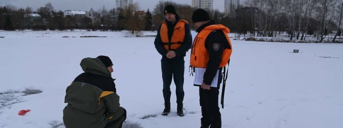 «Не ударом ноги и не прыжками» — В МЧС Беларуси рассказали, как проверить толщину льда и предупредили о рейдах — Полезно