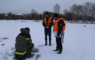 «Не ударом ноги и не прыжками» — В МЧС Беларуси рассказали, как проверить толщину льда и предупредили о рейдах — Полезно