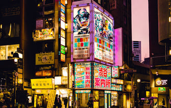 В Японии из-за туризма расплодились олени, которые умеют кланяться за рисовые крекеры