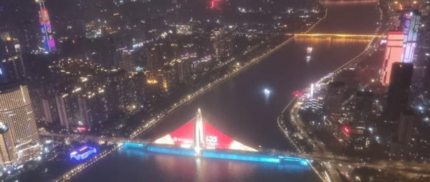 Медиафасад на мосте Лиеде в Гуанчжоу, Китай