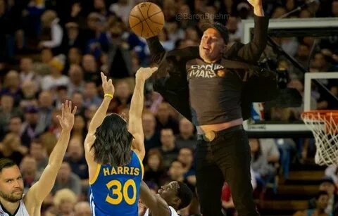 Илон Маск стал мемом после прыжков на митинге Трампа