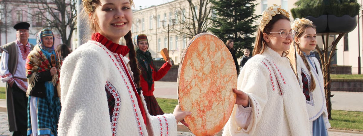 Раздавали блины и открыли бесплатную баню — как в Гродно отметили Масленицу