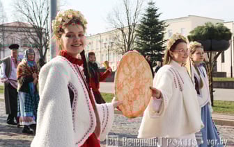 Раздавали блины и открыли бесплатную баню — как в Гродно отметили Масленицу