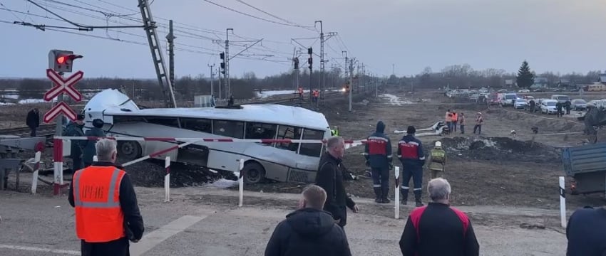 Поезд и рейсовый автобус столкнулись из-за пьяного диспетчера, погибли 7 человек