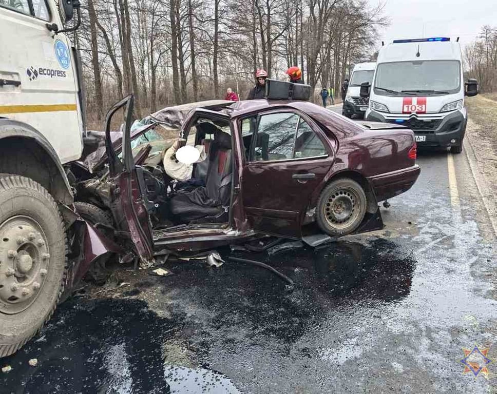 Жесткое столкновение МАЗа и Mercedes под Кобрином — видео