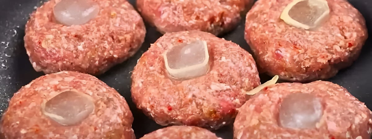 Зачем класть на фарш кубики льда? Вы не поверите, что произойдет со вкусом — Полезно