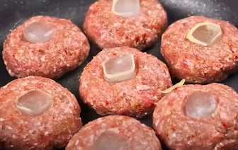 Зачем класть на фарш кубики льда? Вы не поверите, что произойдет со вкусом — Полезно