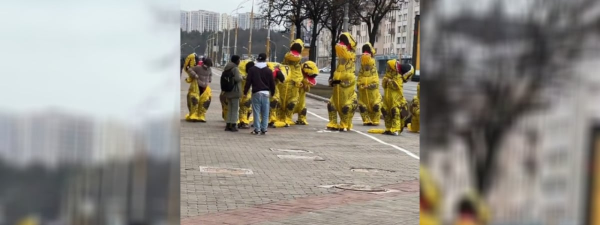 «Восстание диназавров» или «шествие рептилоидов»? Центр Минска превратился в «парк Юрского периода» — Видео