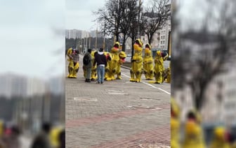 «Восстание диназавров» или «шествие рептилоидов»? Центр Минска превратился в «парк Юрского периода» — Видео