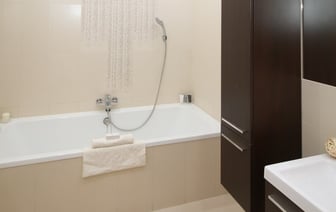 Девушка от передозировки наркотиками заснула в ванной и затопила соседей