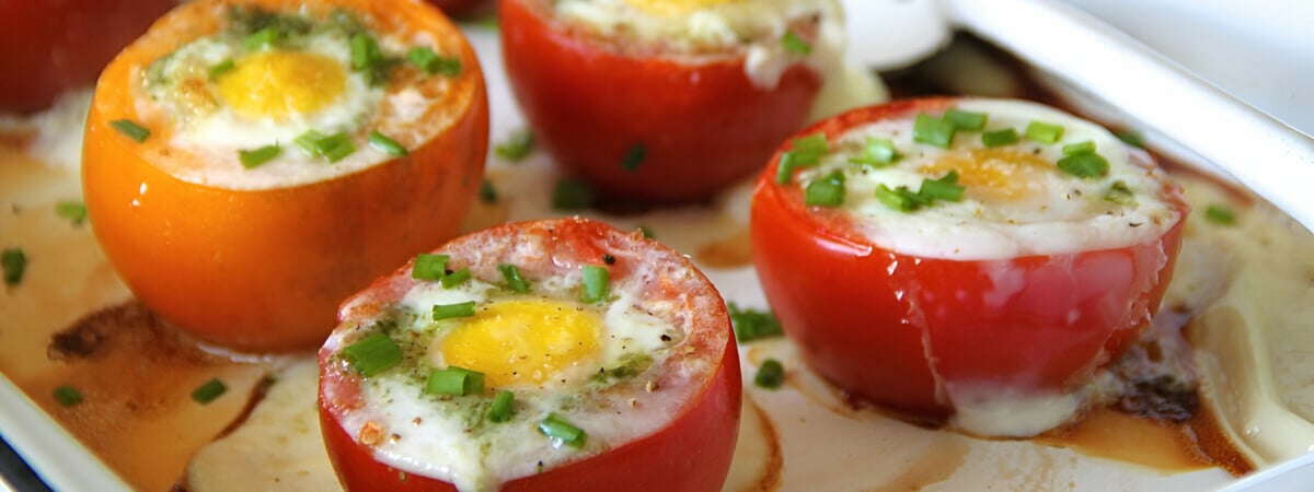 Эти помидоры на завтрак вкуснее омлета. Как приготовить томатные лукошки с яйцом? — Полезно