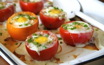 Эти помидоры на завтрак вкуснее омлета. Как приготовить томатные лукошки с яйцом? — Полезно