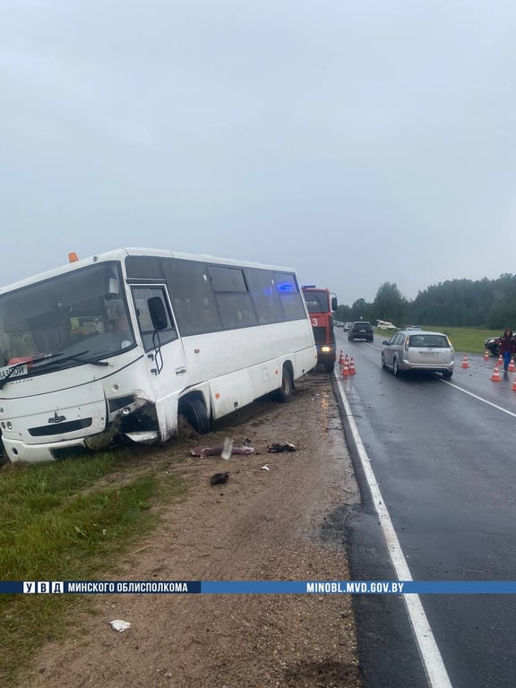 В Беларуси автобус с детьми столкнулся с легковушкой. Подробности ДТП