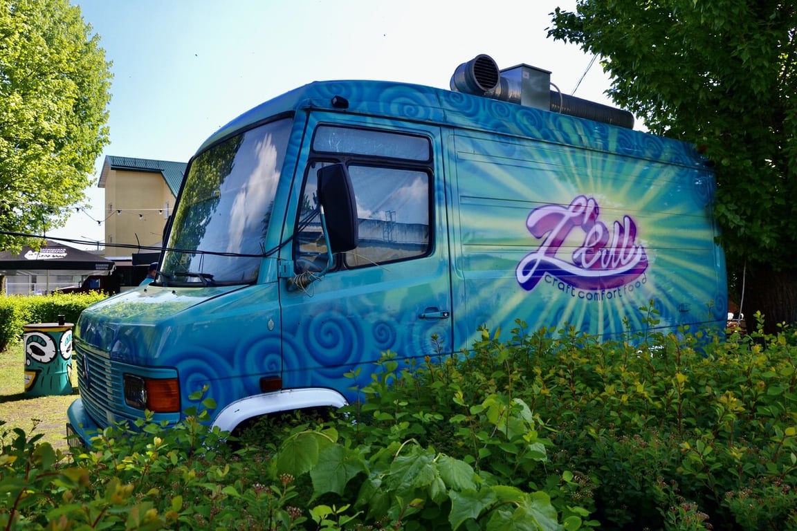 Пара из Бреста сделала крутой фуд-трак из старого Mercedes-Benz 609