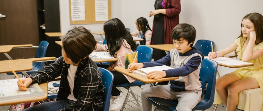 Репетитор по химии из Могилева набирает миллионы просмотров в TikTok. Что она делает на видео?