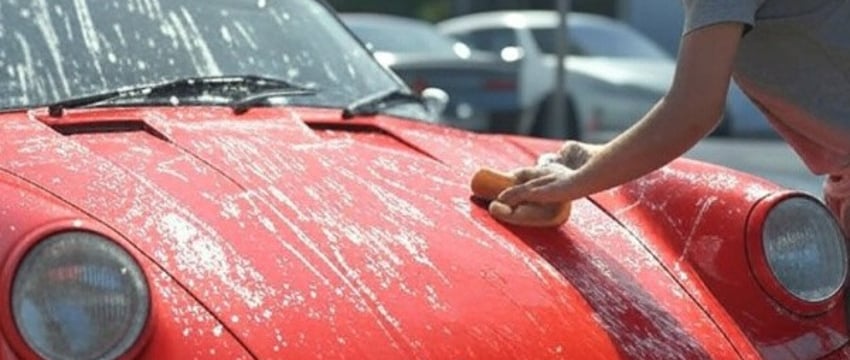 На экспресс-мойке запрещают губки и щётки — это законно? Ответил юрист