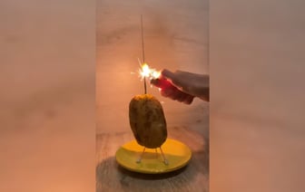 Белорусы зажгли бенгальский огонь прямо в картошке и собрали тысячи просмотров. Зачем? — Видео