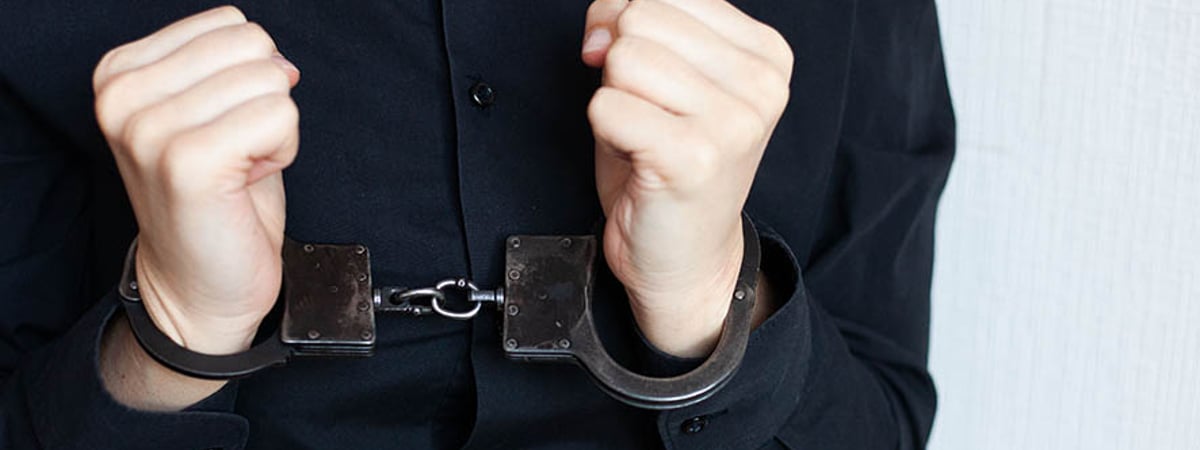 В Сморгони пьяный возле магазина вырвал флаг Беларуси — что было дальше