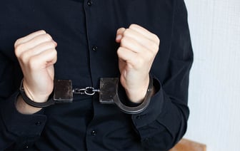 В Сморгони пьяный возле магазина вырвал флаг Беларуси — что было дальше