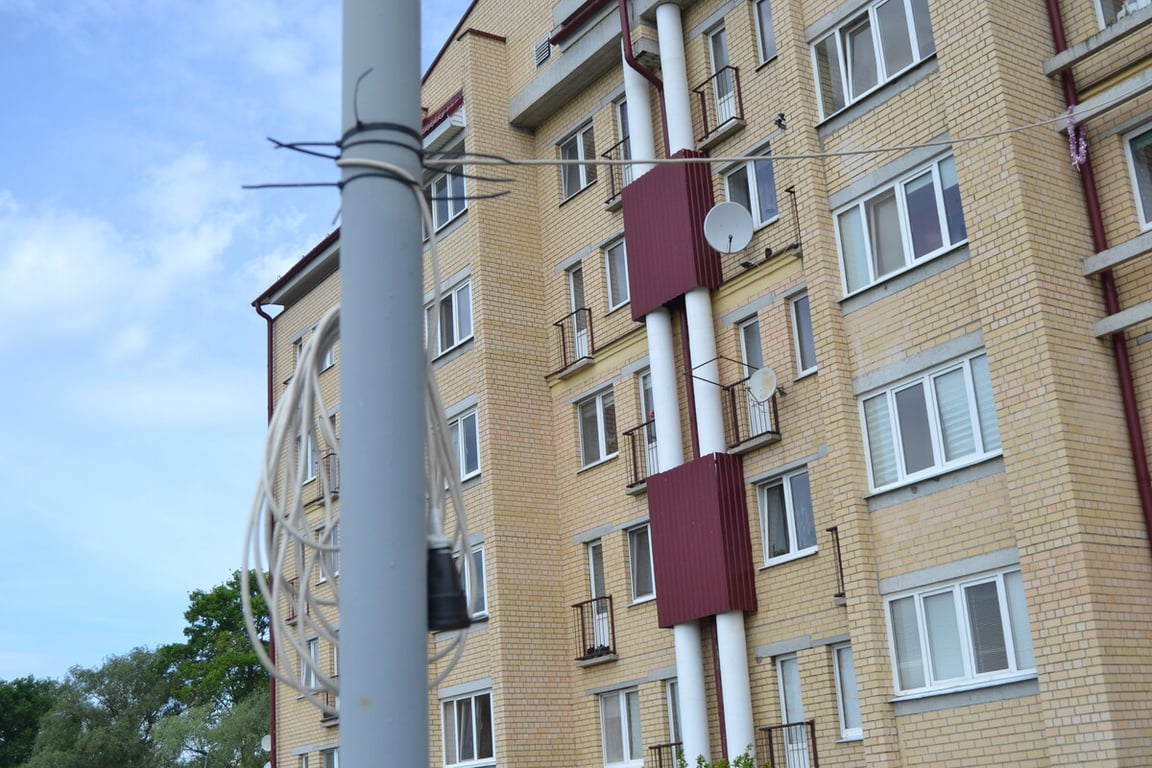 Житель Бреста организовал у дома самодельную «зарядную станцию» для электрокара