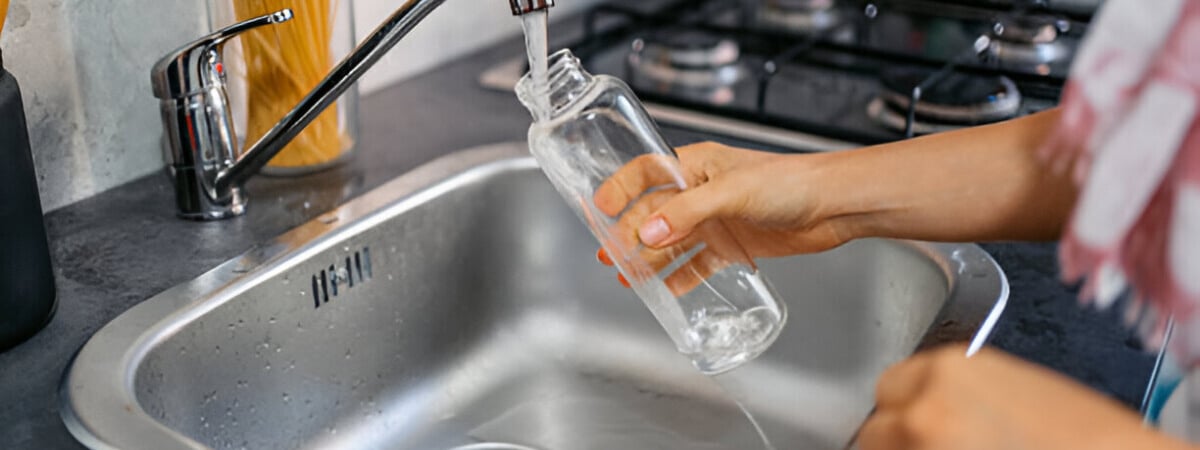 Вы больше не будете мучиться, пытаясь отмыть бутылку. Вот как быстро сделать ёршик из 3 вещей — Полезно