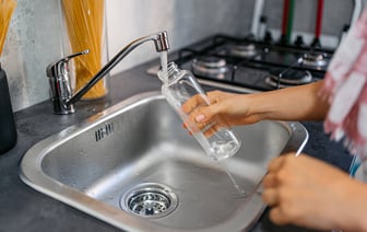 Вы больше не будете мучиться, пытаясь отмыть бутылку. Вот как быстро сделать ёршик из 3 вещей — Полезно