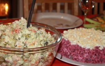 В Беларуси появилась новая услуга: добровольцы доедят ваши новогодние салаты