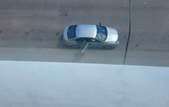 Пьяный мужчина выбросил бутылку в окно и разбил автомобиль