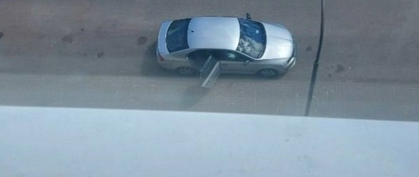 Пьяный мужчина выбросил бутылку в окно и разбил автомобиль