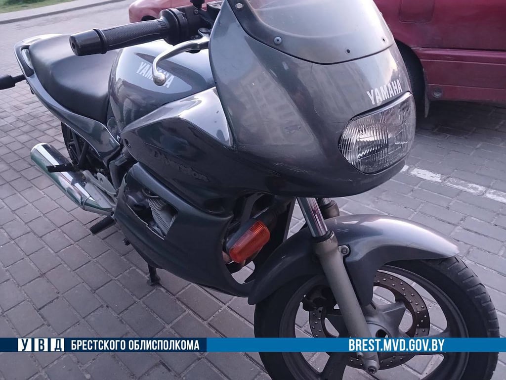 В Бресте бесправник на мотоцикле врезался в припаркованный микроавтобус. Подробности и видео