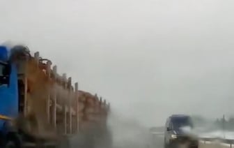 Маршрутка попыталась обогнать лесовоз по встречной обочине. Чем все закончилось?
