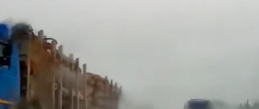 Маршрутка попыталась обогнать лесовоз по встречной обочине. Чем все закончилось?