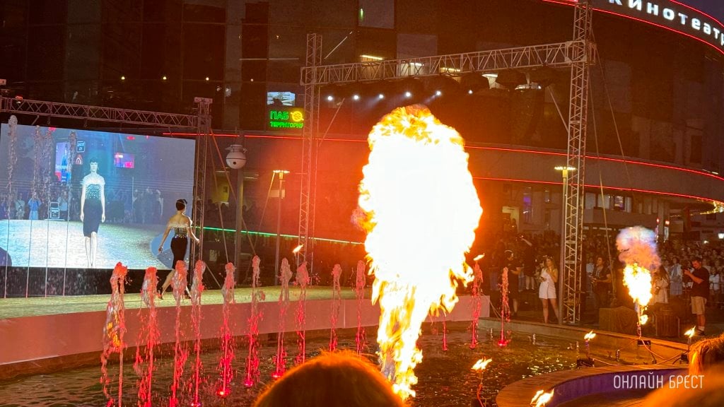 Фаер-шоу и фестиваль моды на улице Советской в Бресте