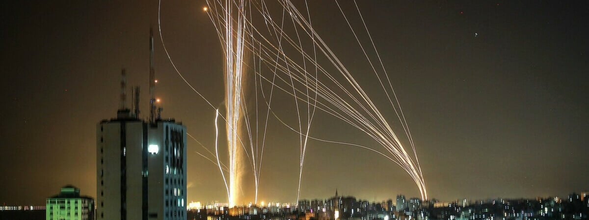 Израиль «включил» Железный купол, чтобы отбить атаку десятков ракет из Ливана — Видео