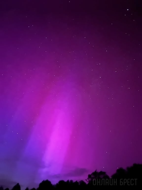 Красочное северное сияние появилось сегодня в небе над Брестской областью
