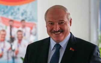 Лукашенко поздравил женщин с 8 Марта