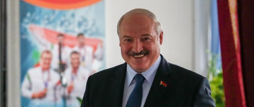 Лукашенко поздравил женщин с 8 Марта