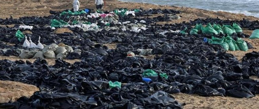 В Крыму ввели режим ЧС из-за разлива мазута в Черном море